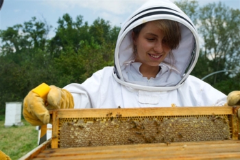 Vrouwen voor bijen - de positie van vrouwen versterken en de biodiversiteit ondersteunen.jpg