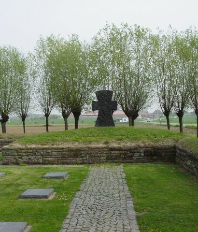 Duitse militaire begraafplaats Langemark.jpg
