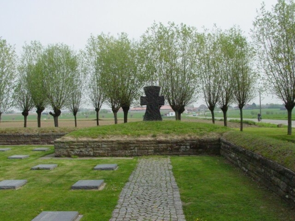Duitse militaire begraafplaats Langemark.jpg
